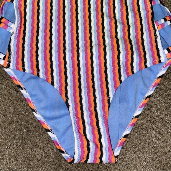 Jessica Simpson Bathing suit - Picture 4 of 7